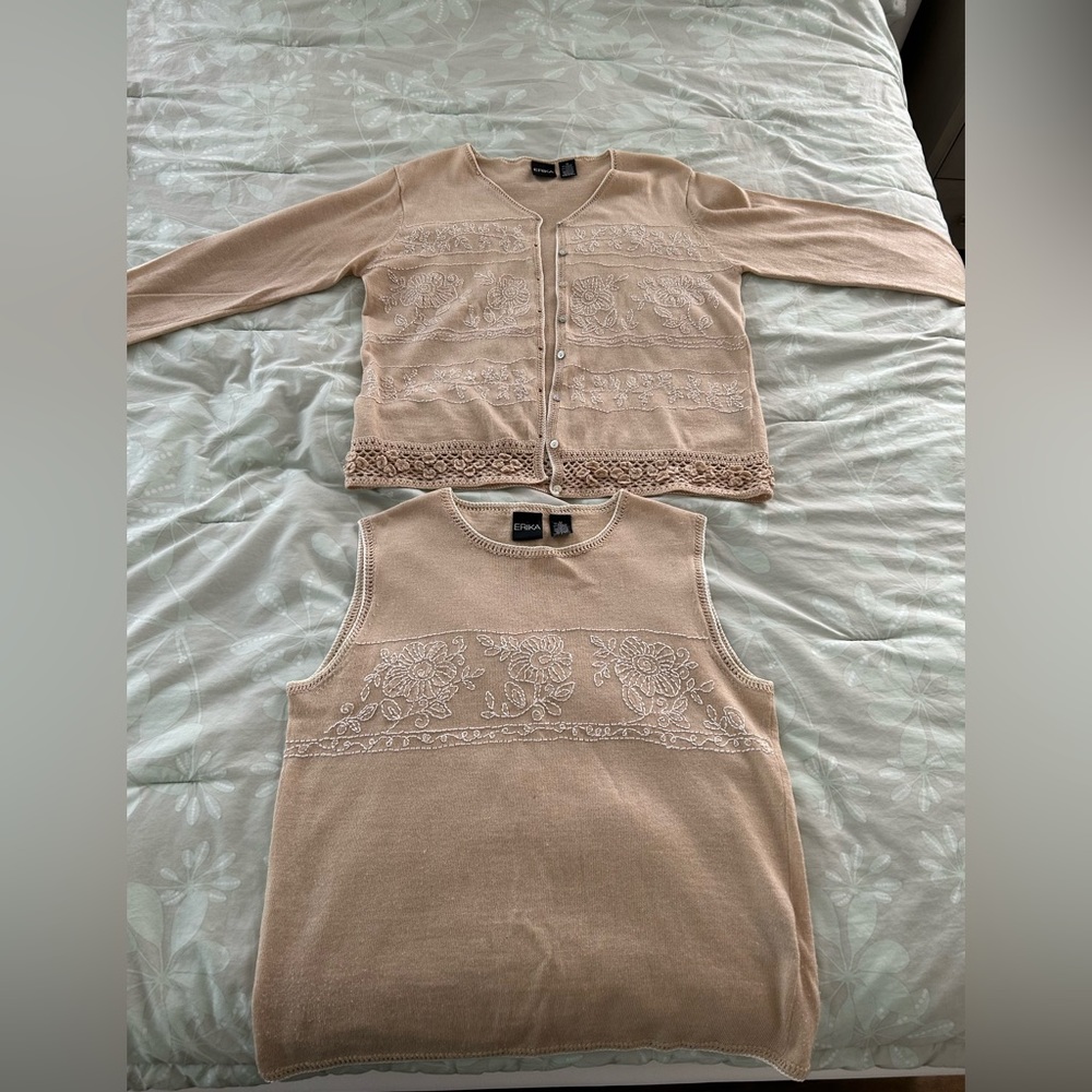 Women’s Medium Cream 2 piece Tunic with white floral sewn embellishment